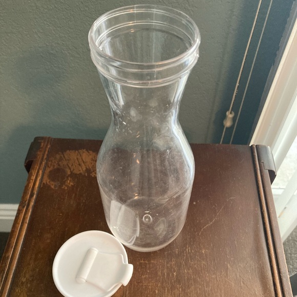 Two plastic wine goblets and decanter - Picture 6 of 6